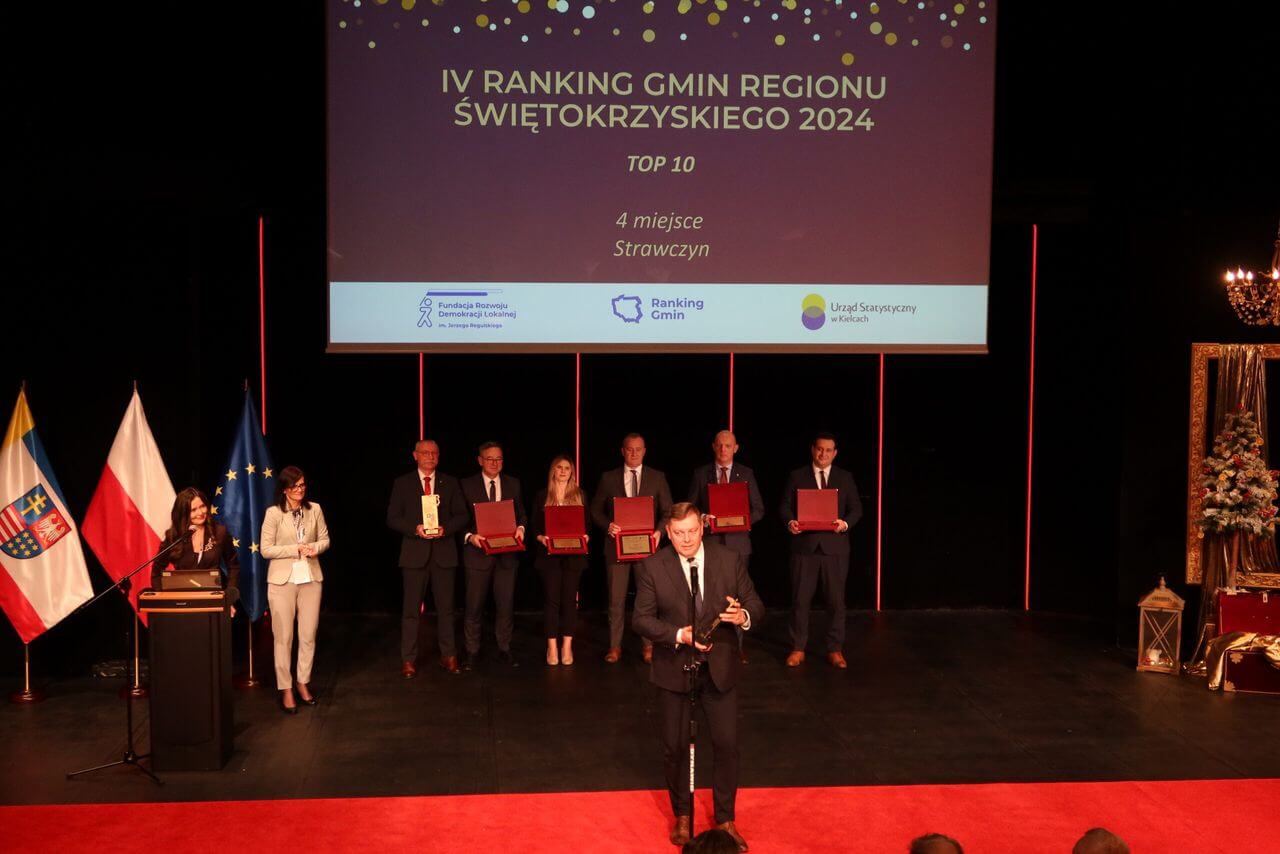 W&oacute;jt Gminy Karol Picheta ze statuetką