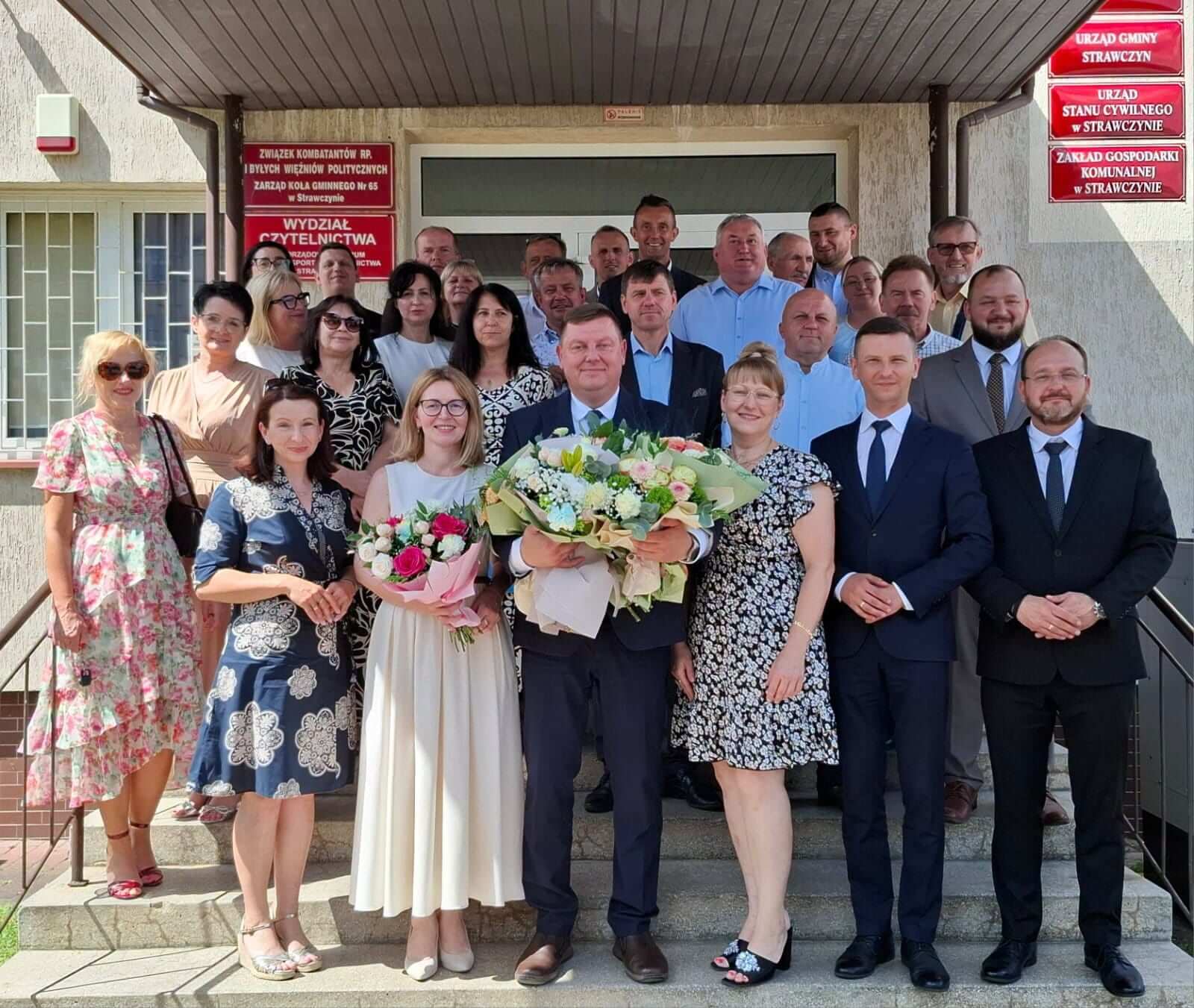 W&oacute;jt, skarbnik, radni oraz&nbsp;dyrektorzy jednostek organizacyjnych na&nbsp;pamiątkowym zdjęciu.