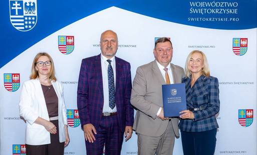 Wójt Gminy Strawczyn Karol Picheta przy kontrasygnacie Skarbnik Gminy Justyny Stępień podpisali umowę z Samorządem Województwa Świętokrzyskiego reprezentowanym przez Marszałek Województwa Panią Renatę Janik i Wicemarszałka Pana Grzegorza Sochę
