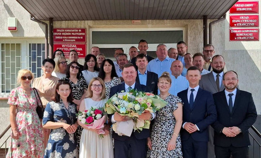 Wójt, skarbnik, radni oraz dyrektorzy jednostek organizacyjnych na pamiątkowym zdjęciu.