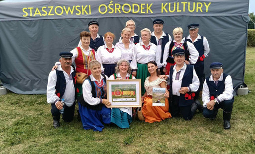 Zespół Pieśni i Tańca ze Strawczynka podczas V Świętokrzyskiego Przeglądu Kapel i Zespołów Ludowych w Staszowie
