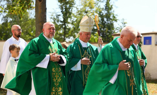 Zdjęcie do Ksiądz Adrian Buczkowski uroczyście wprowadzony na urząd Proboszcza Parafii w Chełmcach