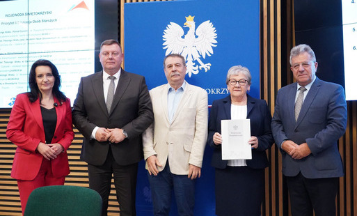 Zdjęcie do UTW w Strawczynie oraz KGW &bdquo;Czerwone Korale&rdquo; w Oblęgorku ze znaczącymi dofinansowaniami na wsparcie realizacji zadań publicznych w ramach Programu Wieloletniego na rzecz Os&oacute;b Starszych &bdquo;Aktywni Seniorzy &ndash; ASY&rdquo; na lata 2026-2030