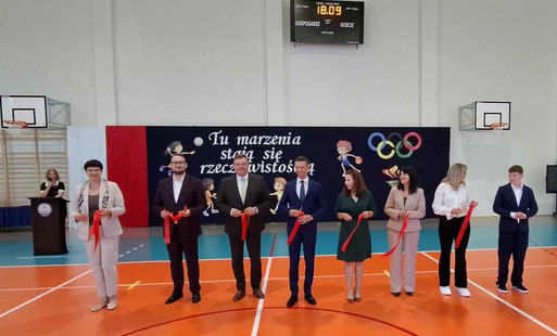 Przecięcie wstęgi podczas oficjalnego otwarcia sali