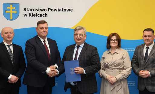 Pamiątkowe zdjęcie - podpisanie umowy dotyczącej prowadzenia powiatowej biblioteki publicznej